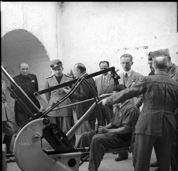 VI sezione Ernesto Breda - Brescia - Via Lunga - Stabilimento industriale - Esterno - Visita del generale di Brescia Feliciani