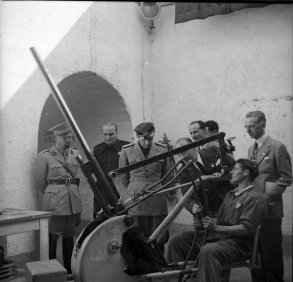 VI sezione Ernesto Breda - Brescia - Via Lunga - Stabilimento industriale - Esterno - Visita del generale di Brescia Feliciani