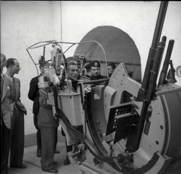 VI sezione Ernesto Breda - Brescia - Via Lunga - Stabilimento industriale - Esterno - Visita del generale di Brescia Feliciani