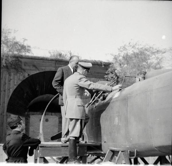 VI sezione Ernesto Breda - Brescia - Via Lunga - Stabilimento industriale - Esterno - Visita del generale di Brescia Feliciani