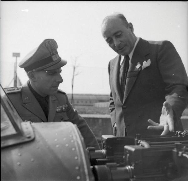 VI sezione Ernesto Breda - Brescia - Via Lunga - Stabilimento industriale - Esterno - Visita del generale di Brescia Feliciani