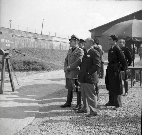 VI sezione Ernesto Breda - Brescia - Via Lunga - Stabilimento industriale - Esterno - Visita del generale di Brescia Feliciani