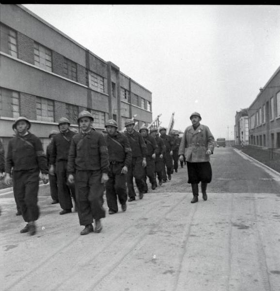 VI sezione Ernesto Breda - Brescia - Via Lunga - Stabilimento industriale - Esterno - Esercitazione squadra P.A.A. (Protezione AntiAerea)