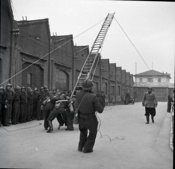 VI sezione Ernesto Breda - Brescia - Via Lunga - Stabilimento industriale - Esterno - Esercitazione squadra P.A.A. (Protezione AntiAerea)