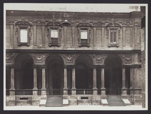 Milano - Palazzo dei Giureconsulti. Facciata.