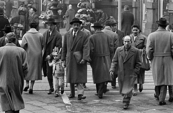 Milano - Piazza Cordusio - Persone attraversano la strada - Bambino travestito da indiano