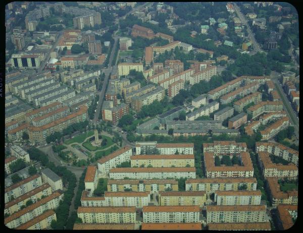 Milano. Zona 19. Piazza Selinunte. Veduta aerea.