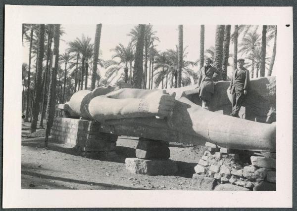 Ritratto di coppia - Marieda Di Stefano e Antonio Boschi sulla statua colossale di Ramses II (Colosso di Menfi) - Egitto - Il Cairo - Menfi - Palmeto