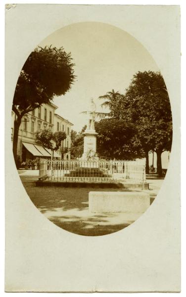 Statuta - Marmo bianco - Monumento a Tommaso Grossi - Antonio Tantardini 1876 - Lecco - Bellano - Lungolago