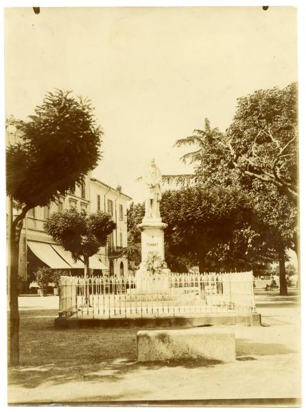 Statuta - Marmo bianco - Monumento a Tommaso Grossi - Antonio Tantardini 1876 - Lecco - Bellano - Lungolago