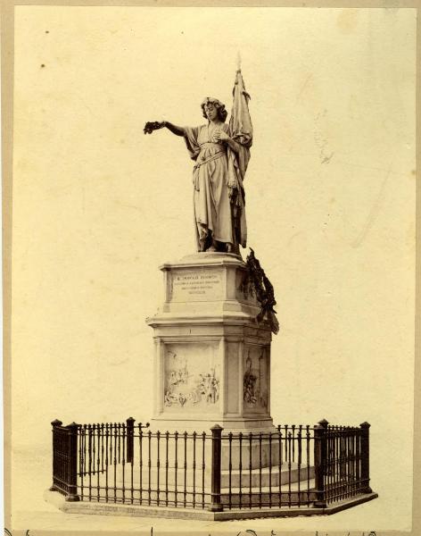 Brescia - Piazza della Loggia - Monumento ai caduti delle Dieci Giornate, detto anche "Bella Italia", eseguito da Giovanni Battista Lombardi