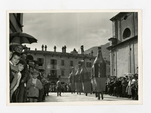 Sondrio - Settembre Valtellinese o festa della vendemmia - Gruppo allegorico delle acque minerali Valtellinesi