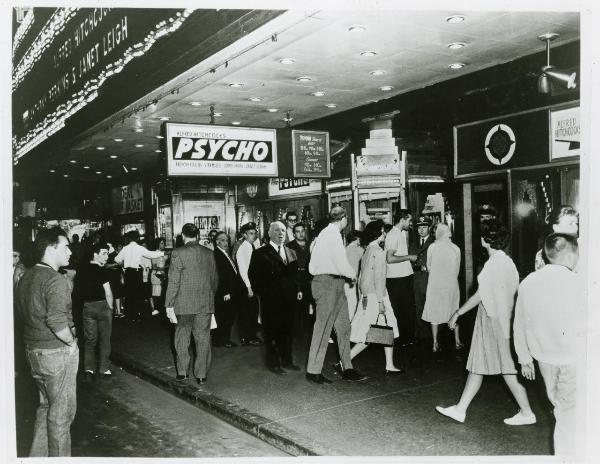 Ingresso del cinema con gente - première del film - film "Psyco" (Alfred Hitchcock)