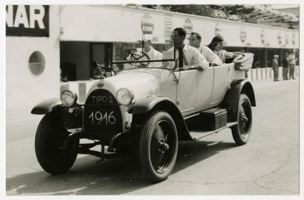 Modello di Fiat Tipo 2 1916 su pista da corsa