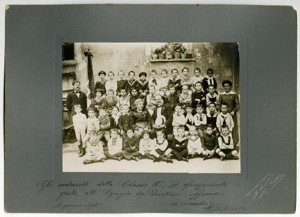 Milano - Scuola elementare di Vicolo S. Spirito, ora Istituto Comprensivo Milano Spiga - Ritratto di gruppo - Classe II B anno 1915 - Alunni - Insegnanti - Carlo Antonio Mor