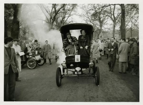 Londra - 1960 - Hyde Park - Automobile Toledo del 1901 durante una gara