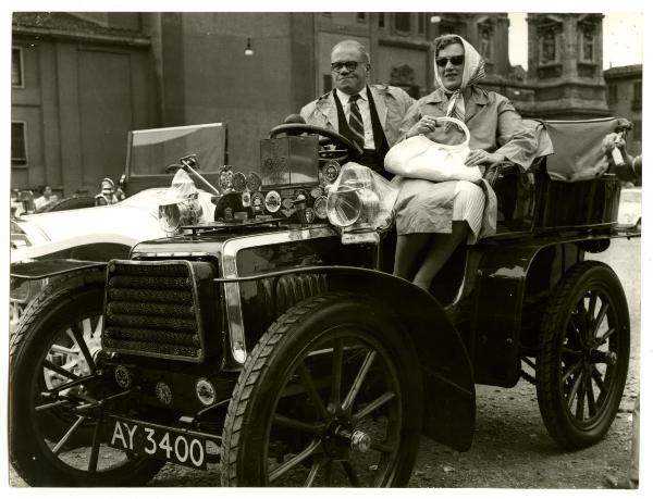 Milano - Piazza Santo Stefano - La punzonatura delle automobili d'epoca durante il "Rally delle nonne"