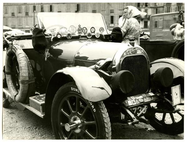 Milano - Piazza Santo Stefano - La punzonatura delle automobili d'epoca durante il "Rally delle nonne"