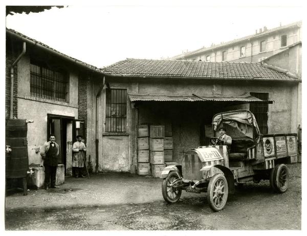 Autocarro della Brill davanti a un magazzino