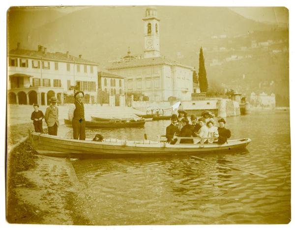 Cernobbio - Scivolo di approdo sul lungolago - Gruppo di persone su barca - Chiesa di S. Vincenzo - Palazzi