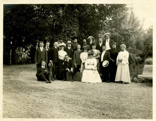 Ritratto di gruppo in giardino