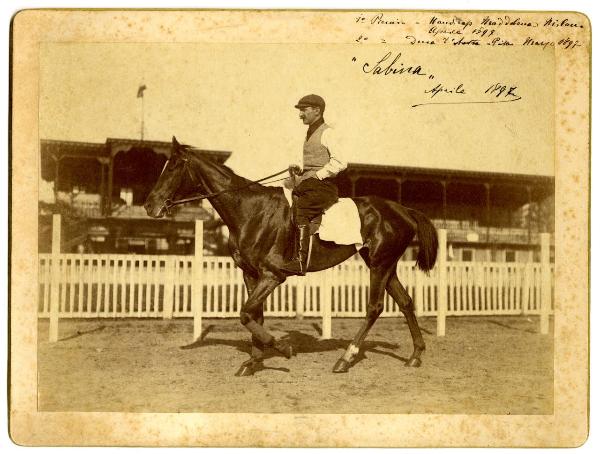 1897 - Fantino sul cavallo Sabina in un ippodromo