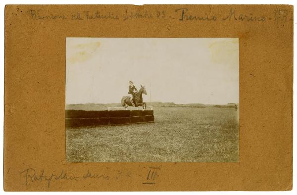 1909 - Fantino a cavallo durante il salto di un ostacolo