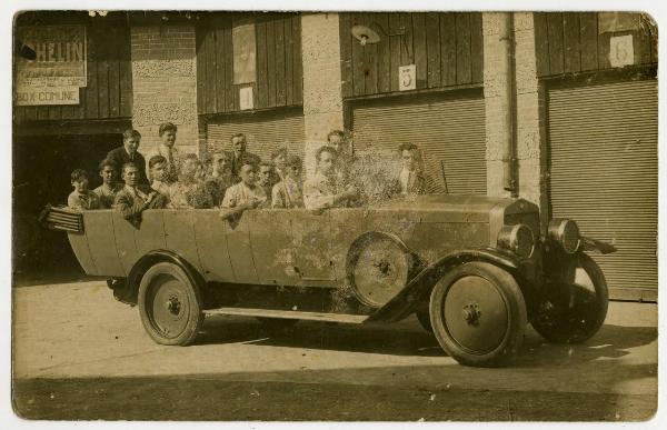 Fiume - 1927 - Ritratto di gruppo in un automobile presso un autogarage