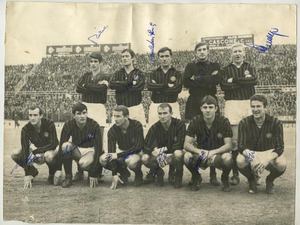 Stadio di Varese - 29 novembre 1970 - Campionato di serie A 1970-1971 - La squadra del Milan con il capitano Gianni Rivera