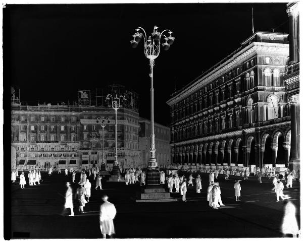 Milano - piazza Duomo - lampioni - veduta animata