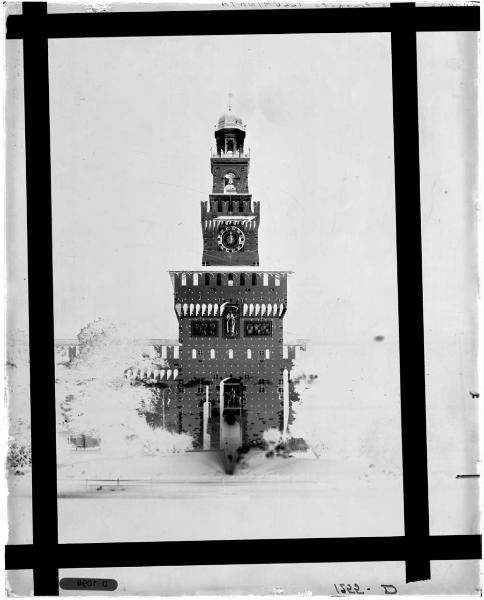 Milano - Castello Sforzesco - torre di Filarete illuminata - ripresa notturna