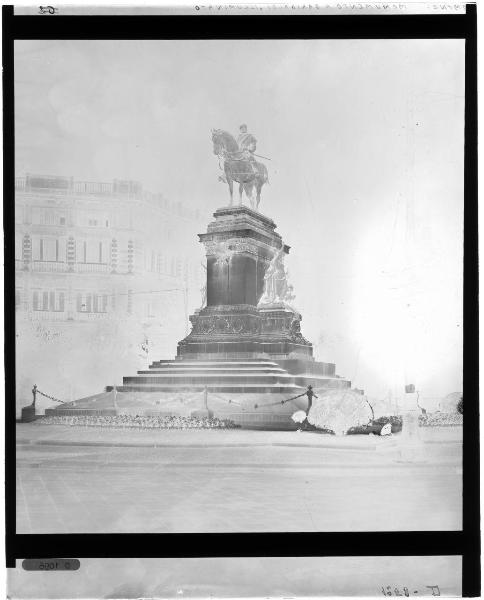 Milano - largo Cairoli - monumento a Giuseppe Garibaldi illuminato - ripresa notturna