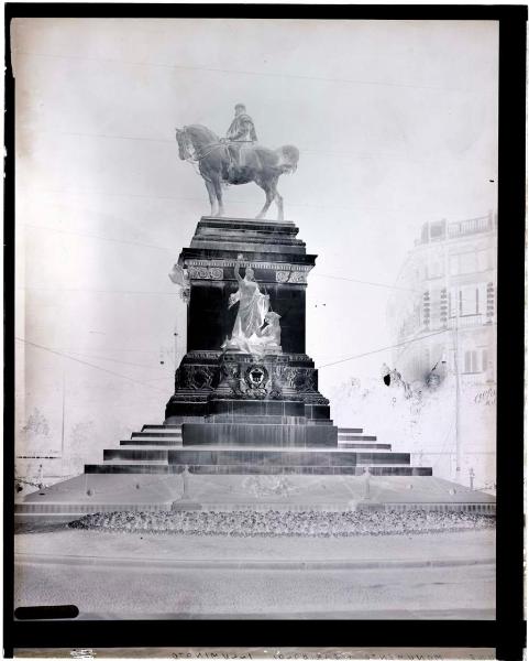 Milano - largo Cairoli - monumento a Giuseppe Garibaldi illuminato - ripresa notturna