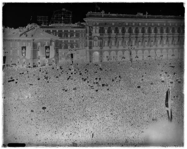 Milano - anniversario della Marcia su Roma - il Duce parla alla folla in piazza del Duomo