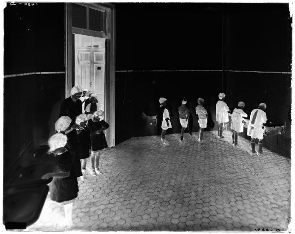 Milano - scuola "Giulio Tarra" - bagno - bambini