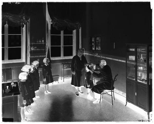 Milano - scuola "Giulio Tarra" - visita medica - bambine