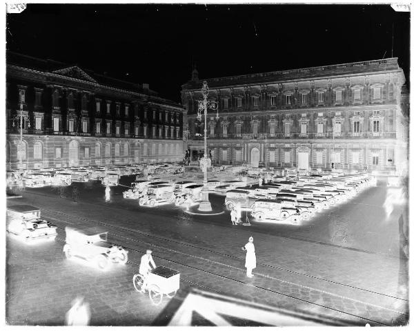 Milano - piazza della Scala - parcheggio automobili