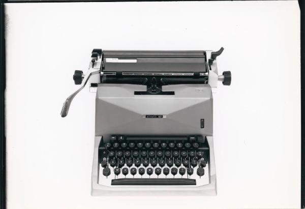 Macchina da scrivere "Olivetti 82" - Olivetti - Milano - Studio Ballo&Ballo