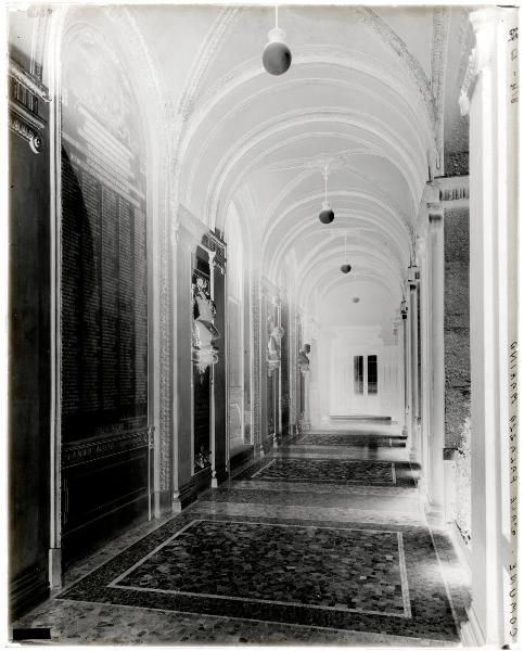 Milano - Palazzo Marino - loggiato del primo piano - lapide commemorativa dei caduti delle guerre risorgimentali - busti di ex sindaci di Milano