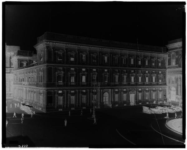 Milano - Palazzo Marino - facciata - automobili - passanti