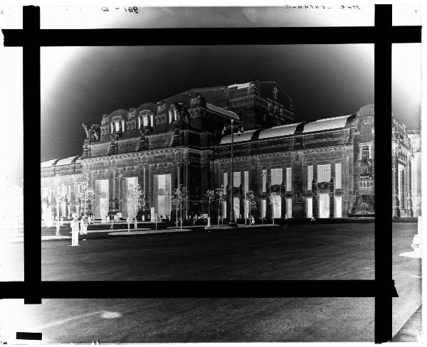 Milano - Piazza Duca d'Aosta - Stazione Centrale - esterni - facciata - uomini