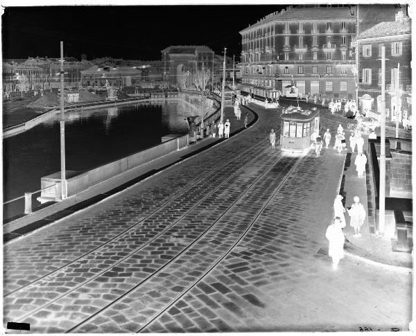 Milano - Ponte dello Scodellino - Darsena - passanti - traffico urbano