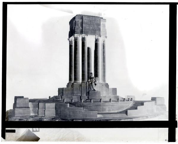 Milano - Palazzo della Permanente - esposizione - Concorso per il monumento ai caduti di Milano - bozzetto n.44 - scultore Carlo Calcaterra di Roma