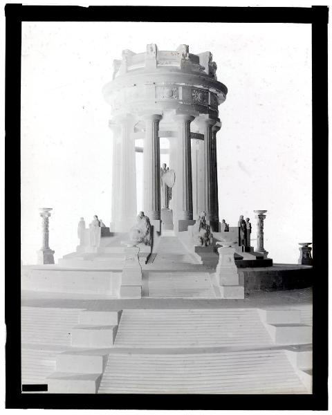 Milano - Palazzo della Permanente - esposizione - Concorso per il monumento ai caduti di Milano - bozzetto n.37 - architetto Ugo Tarchi - scultore Ermenegildo Luppi