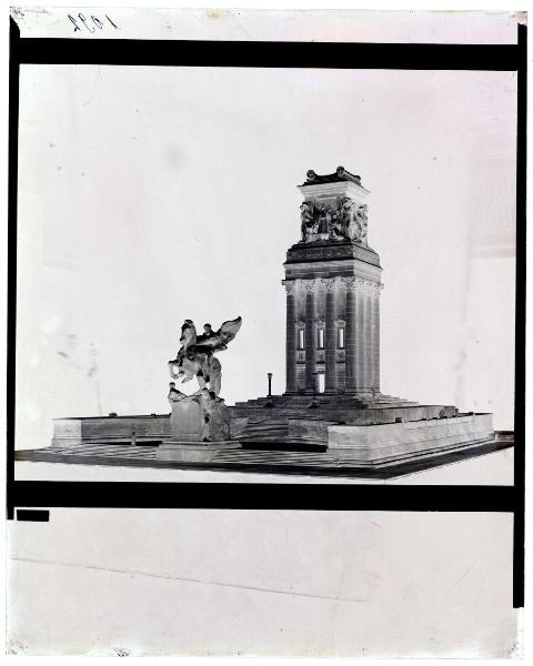 Milano - Palazzo della Permanente - esposizione - Concorso per il monumento ai caduti di Milano - bozzetto n.35 - scultore Egidio Boninsegna - architetto Cesare Mazzocchi