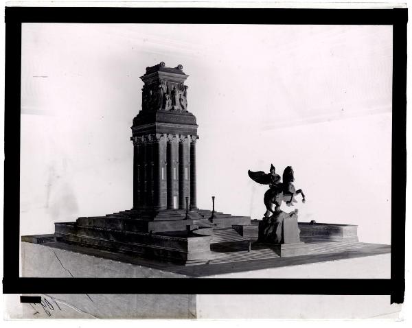 Milano - Palazzo della Permanente - esposizione - Concorso per il monumento ai caduti di Milano - bozzetto n.35 - scultore Egidio Boninsegna - architetto Cesare Mazzocchi