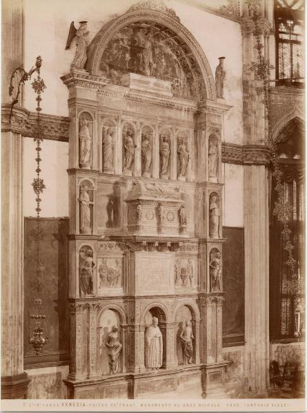 Rizzo, Antonio e aiuti - Monumento funebre del doge Niccolò Tron - Scultura - Pietra calcarea marmo - Venezia - Chiesa di Santa Maria Gloriosa dei Frari - Presbiterio