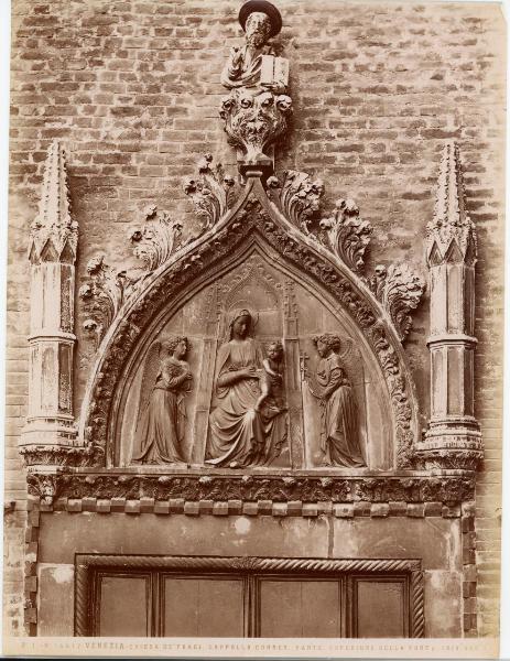 Bon, Bartolomeo il Vecchio - San Marco Evangelista, Madonna con Bambino e due angeli, motivi decorativi - Scultura - Pietra d'istria marmo - Venezia - Chiesa di Santa Maria Gloriosa dei Frari - Cappella Corner - Portale