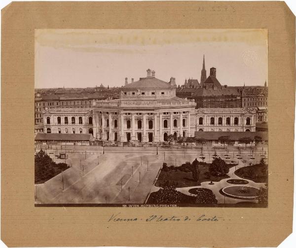 Vienna - Veduta del Burgtheater - Esterno - Parte anteriore