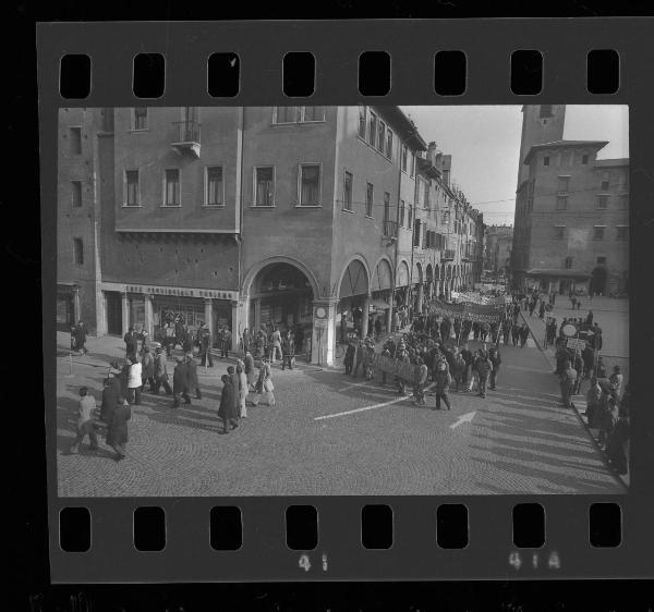 Manifestazione sciopero generale - Mantova - Via Portici Broletto - Corteo